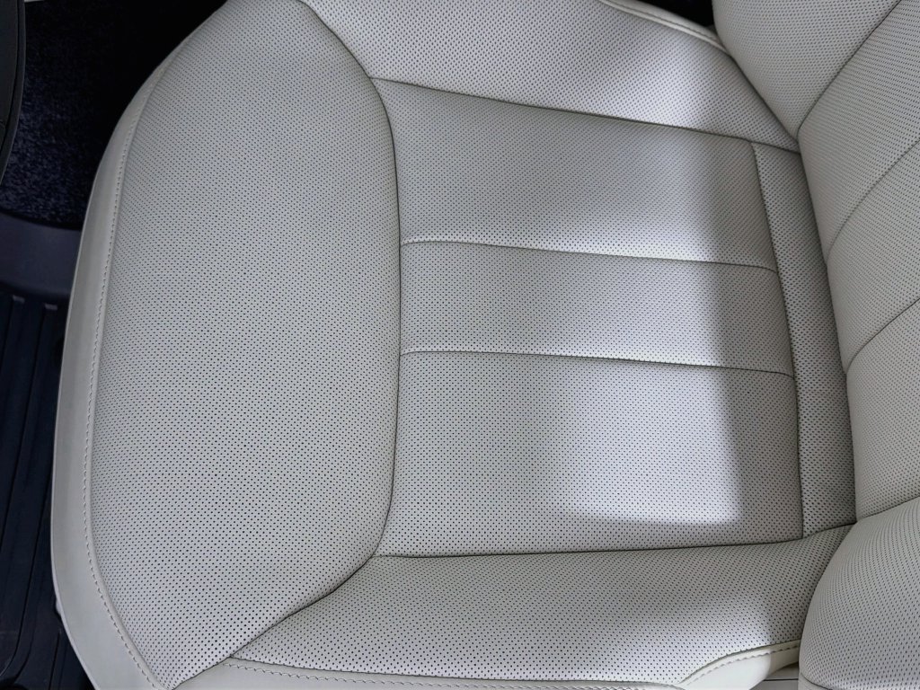 New 2027 Fuji White Land Rover SE image 20