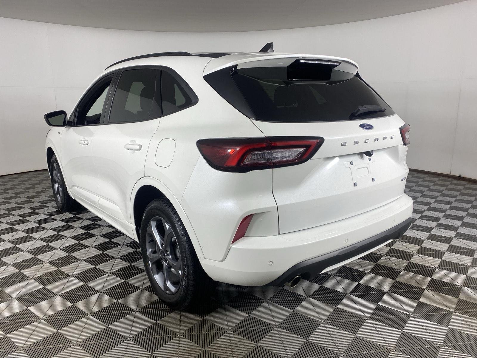 Used 2023 Star White Metallic Tri-Coat Ford ST-Line image 14