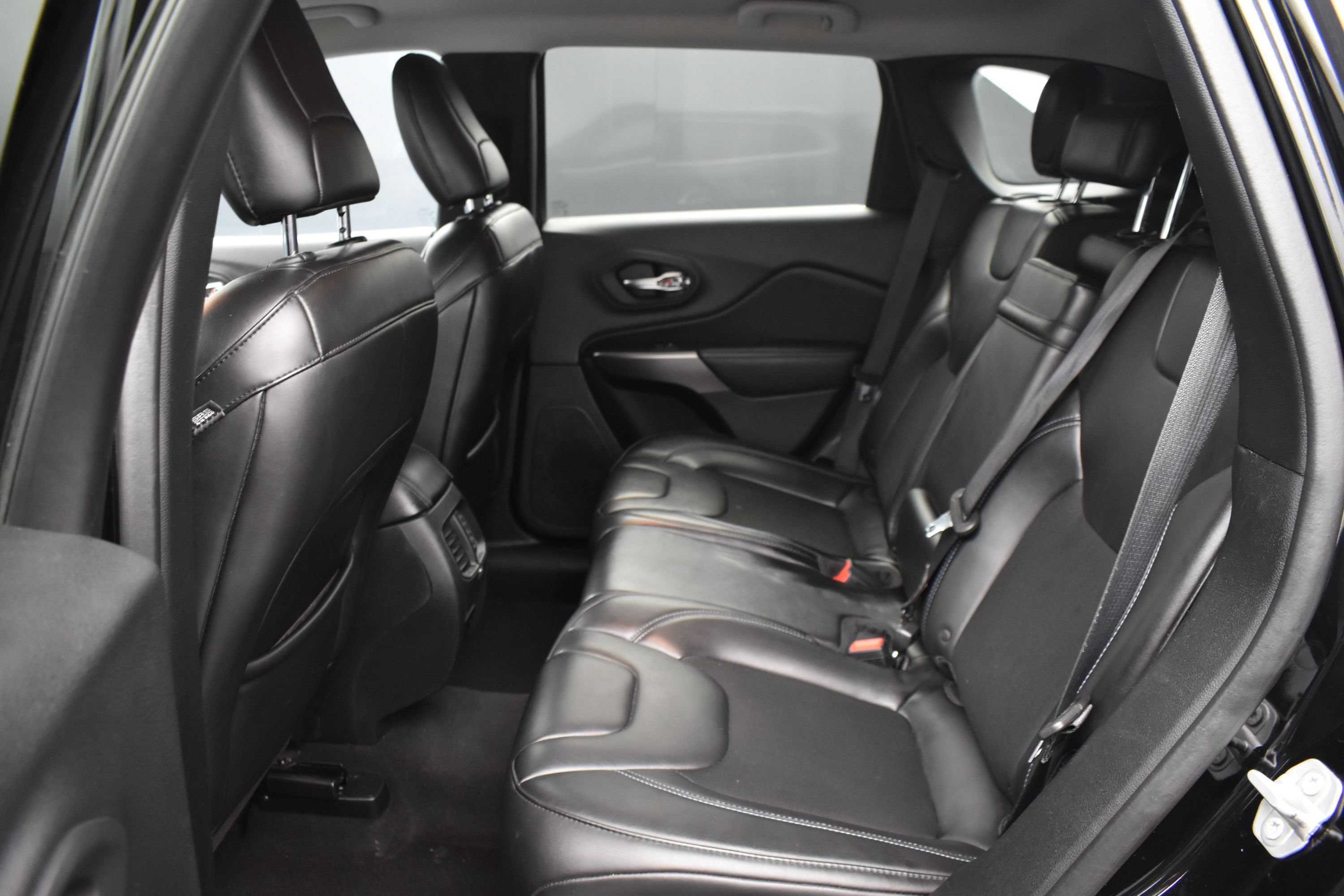 Used 2019 Diamond Black Crystal Pearlcoat Jeep Latitude Plus image 12