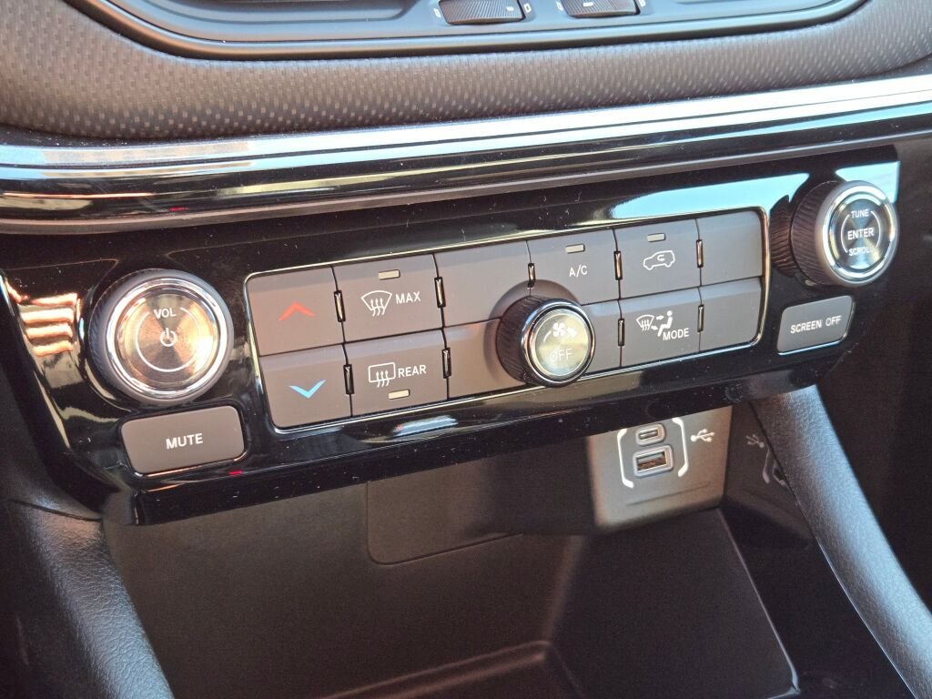 New 2026 Bright White Clear-Coat Exterior Paint Jeep Latitude image 24