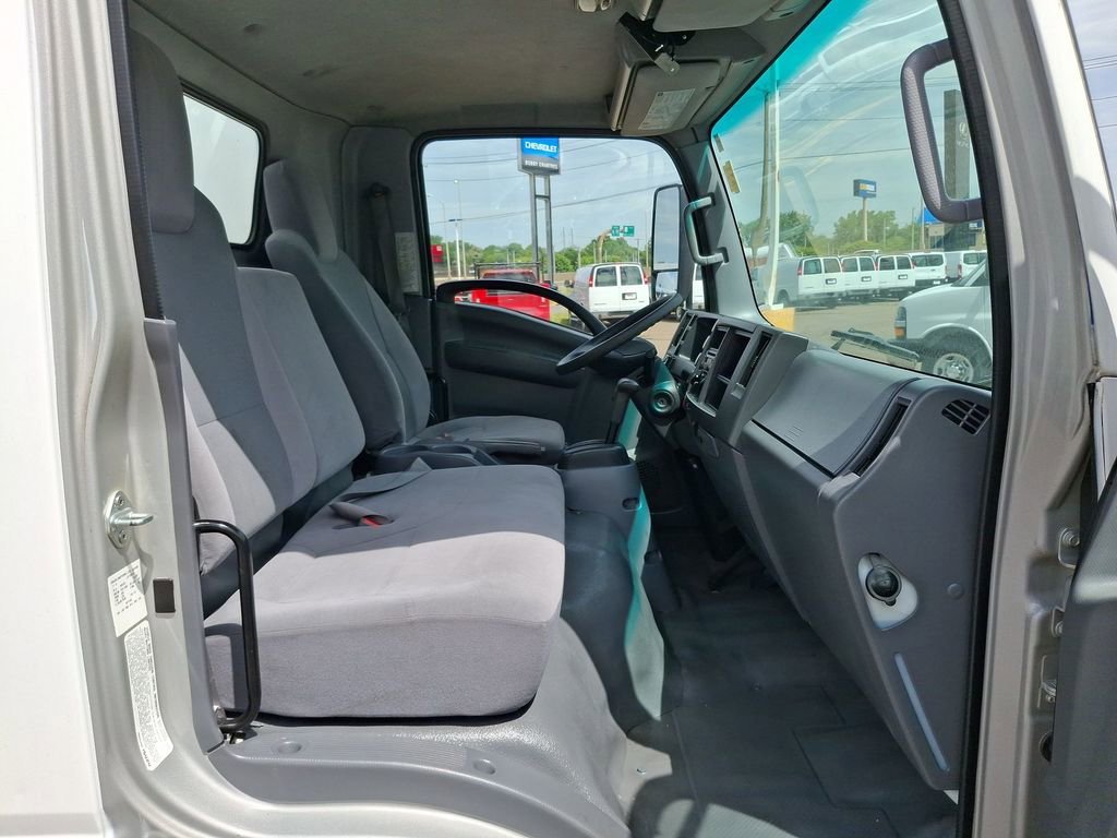 Used 2016 White Isuzu IBT PWL image 21