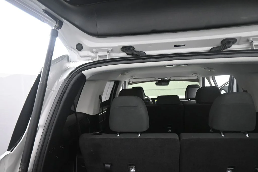 Used 2024 Silver Hyundai SE image 43