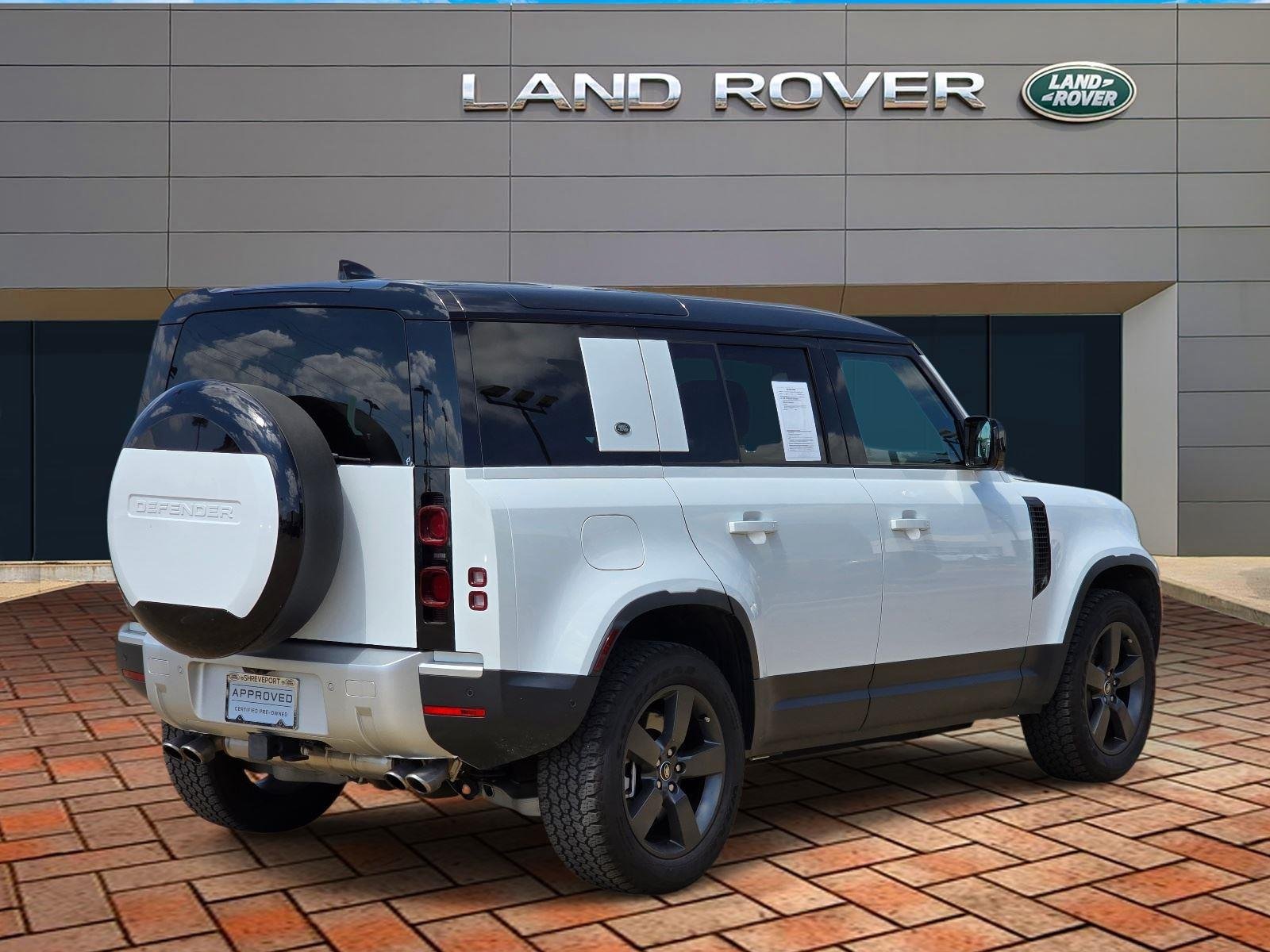 Used 2024 Fuji White Land Rover SE image 4