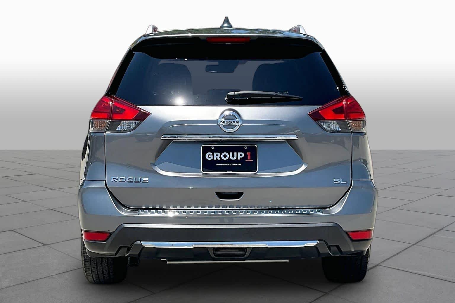 Used 2017 Gun Metallic Nissan SL image 5