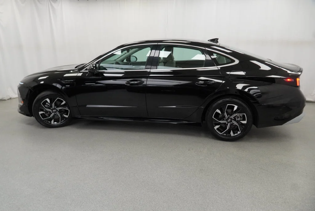 Used 2025 Abyss Black Hyundai SEL image 6