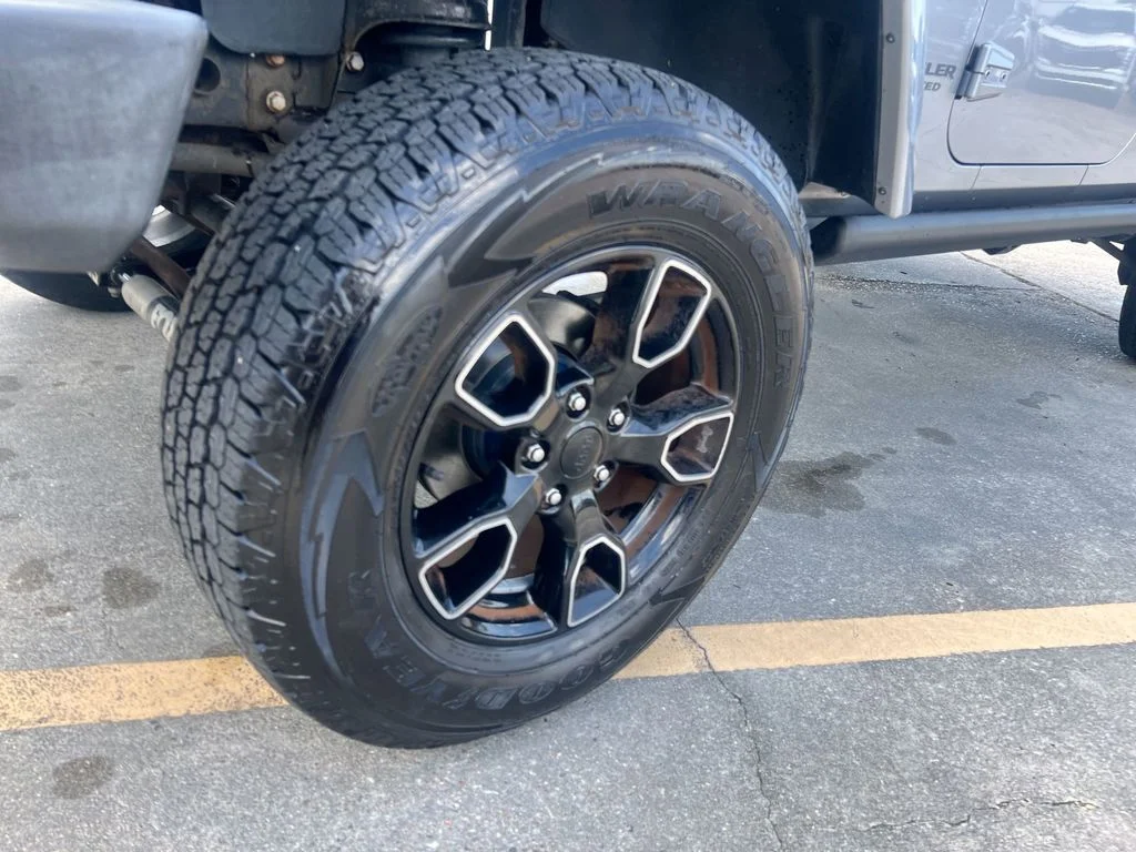 Used 2017 Silver Jeep Unlimited Sahara image 17