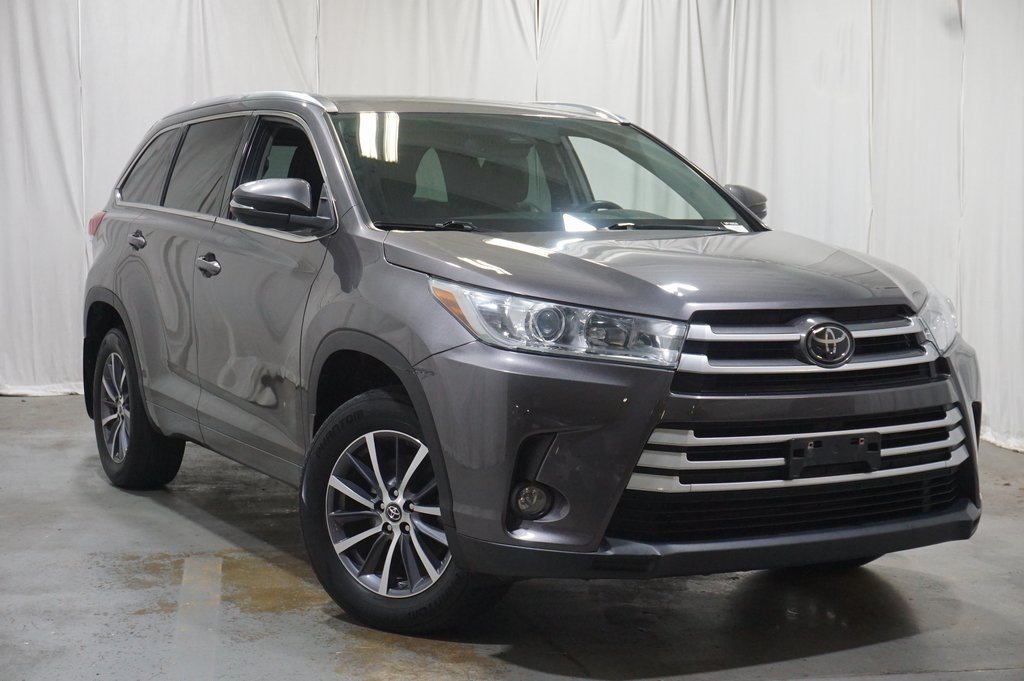 Used 2018 Toyota Highlander XLE with VIN 5TDJZRFHXJS527716 for sale in Evanston, IL