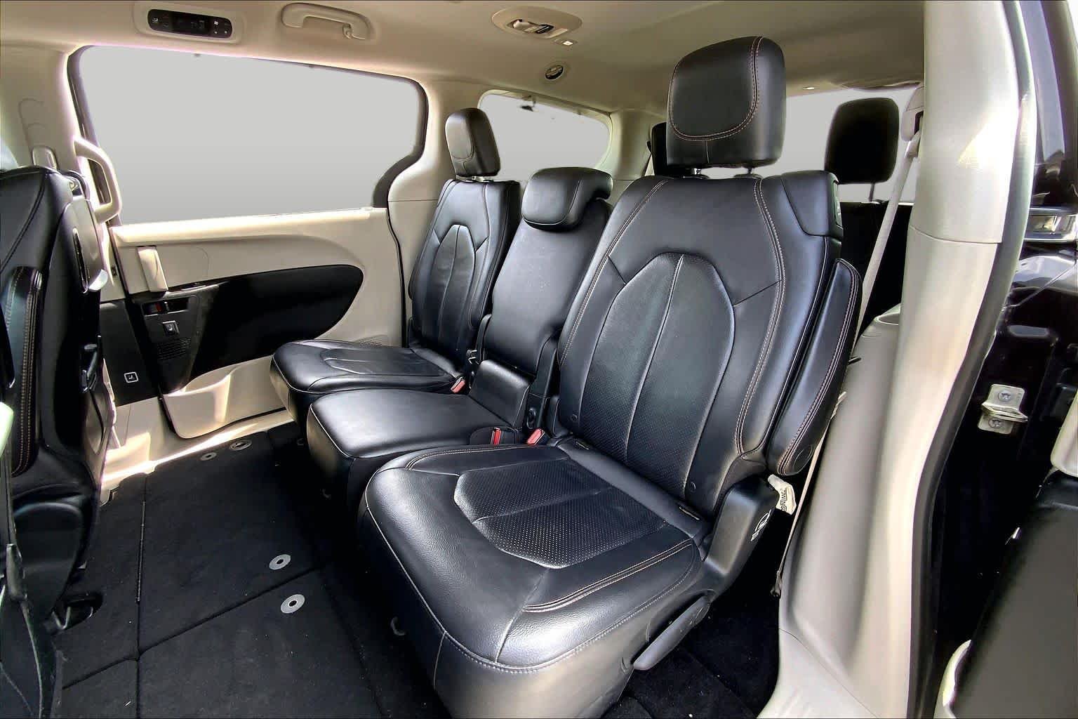 Used 2017 Dark Cordovan Pearlcoat Chrysler Touring-L Plus image 20