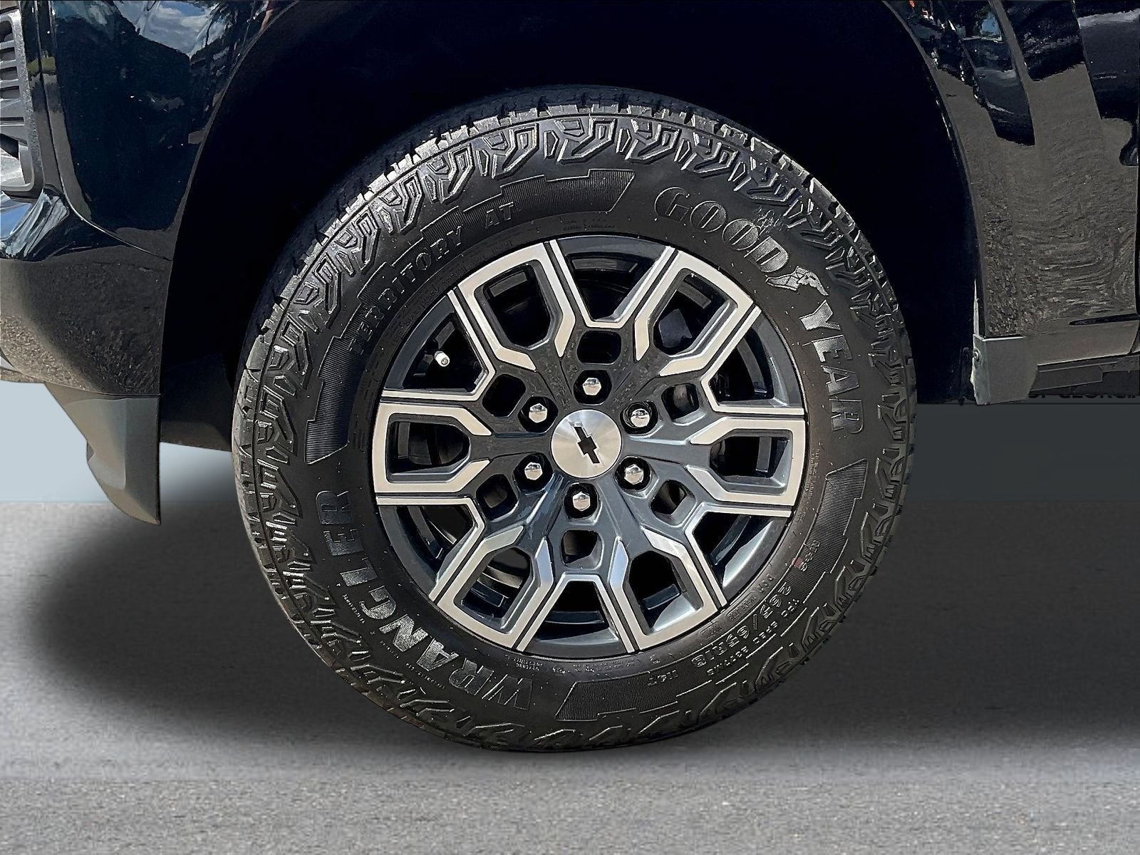 Used 2023 Black Chevrolet Z71 image 37