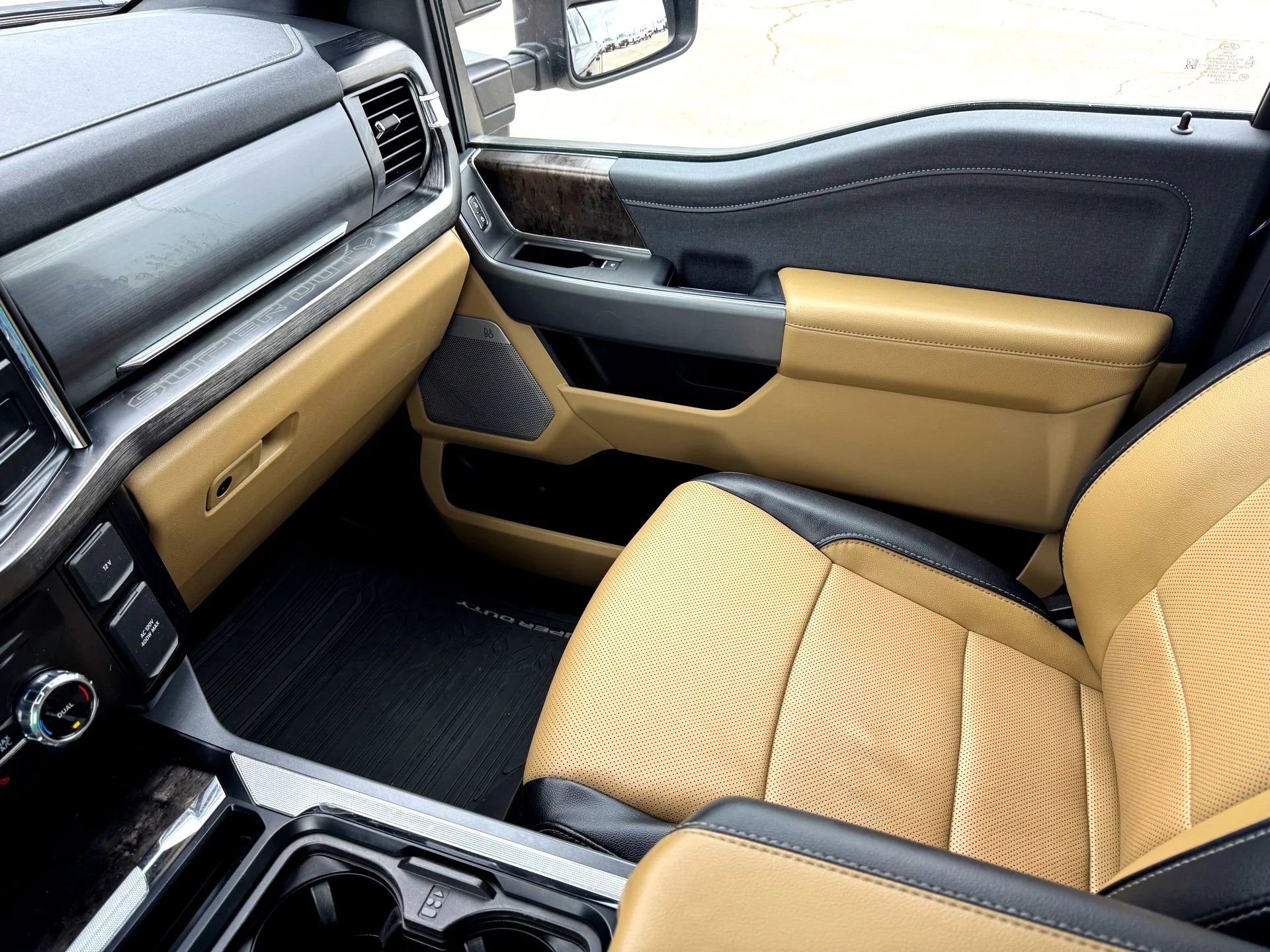 Used 2024  Ford Lariat image 29