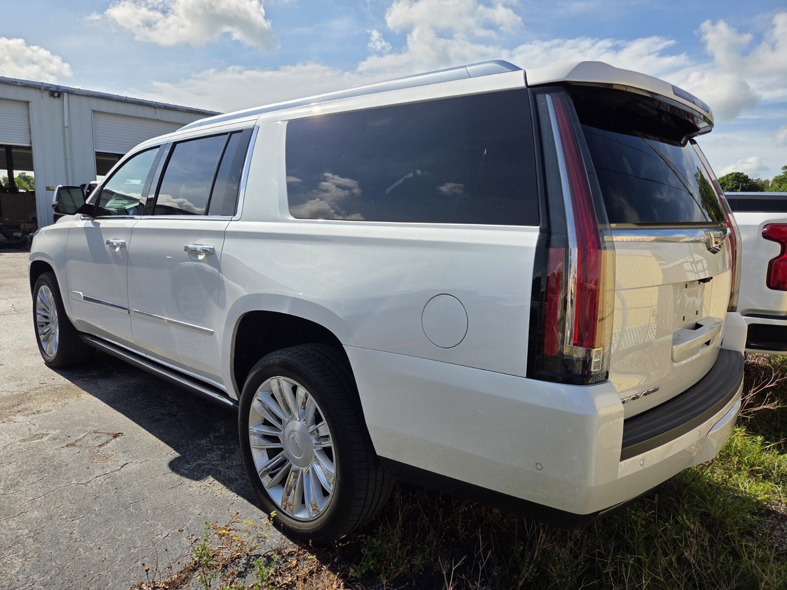 Used 2018 Crystal White Tricoat Cadillac Platinum image 4