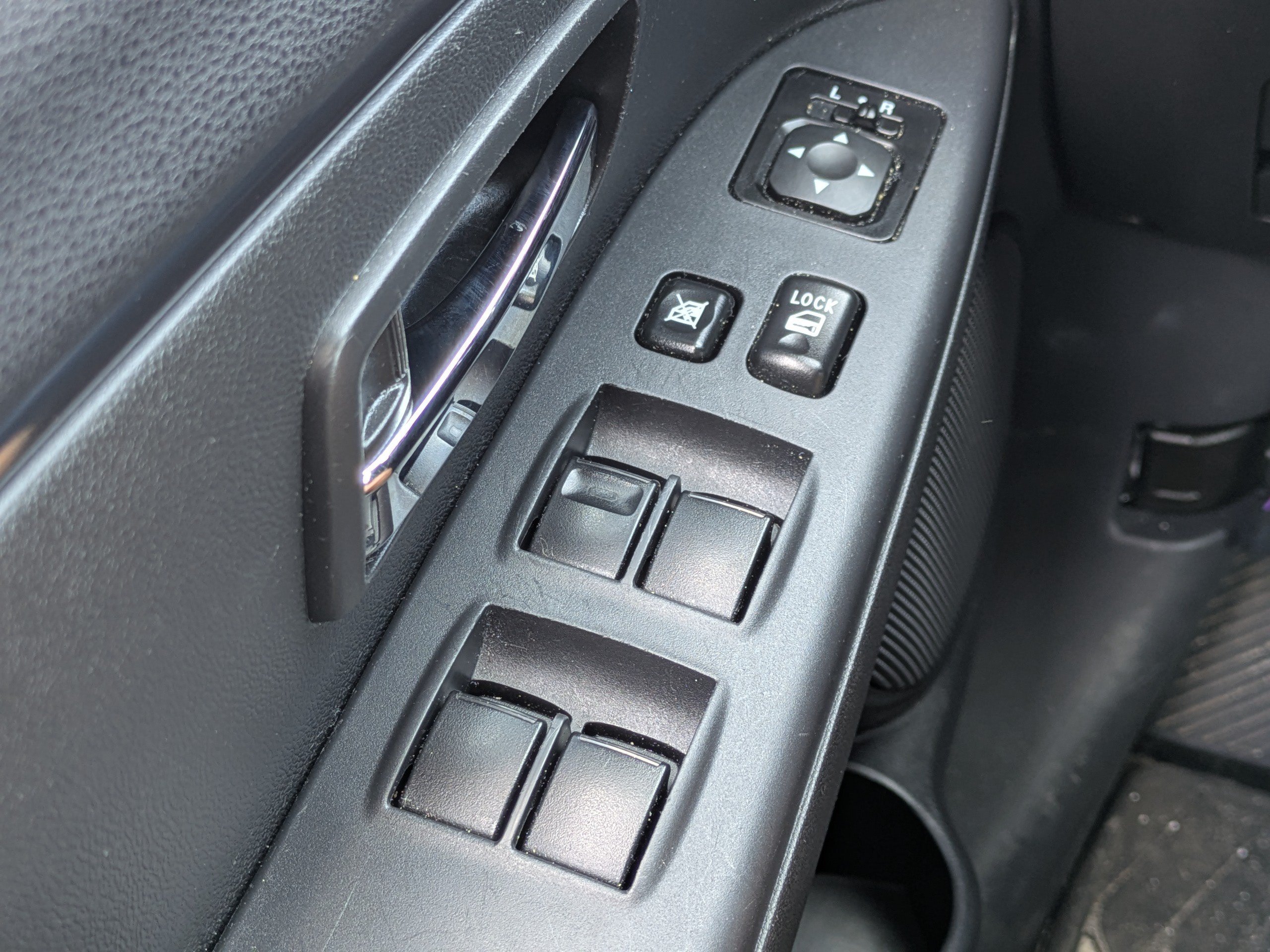 Used 2025 Silver Mitsubishi LE image 19