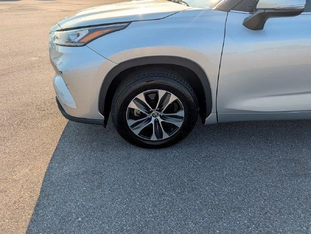 Used 2020 White Toyota XLE image 28