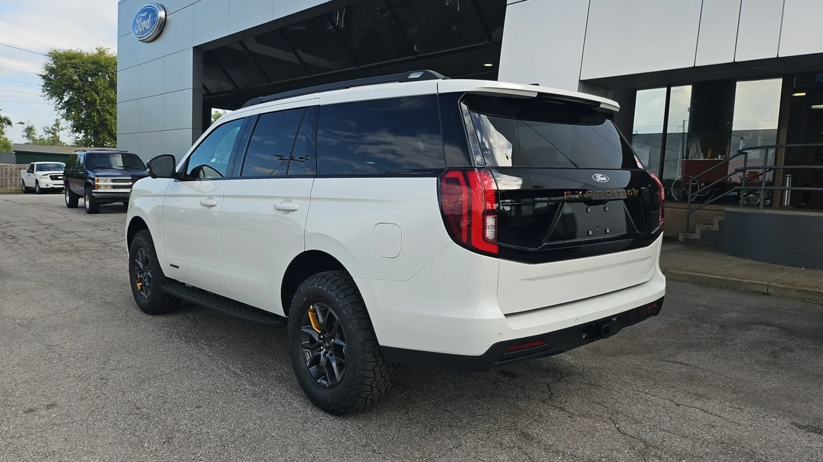 New 2027 Star White Metallic Tri-Coat Ford Tremor 4WD image 3
