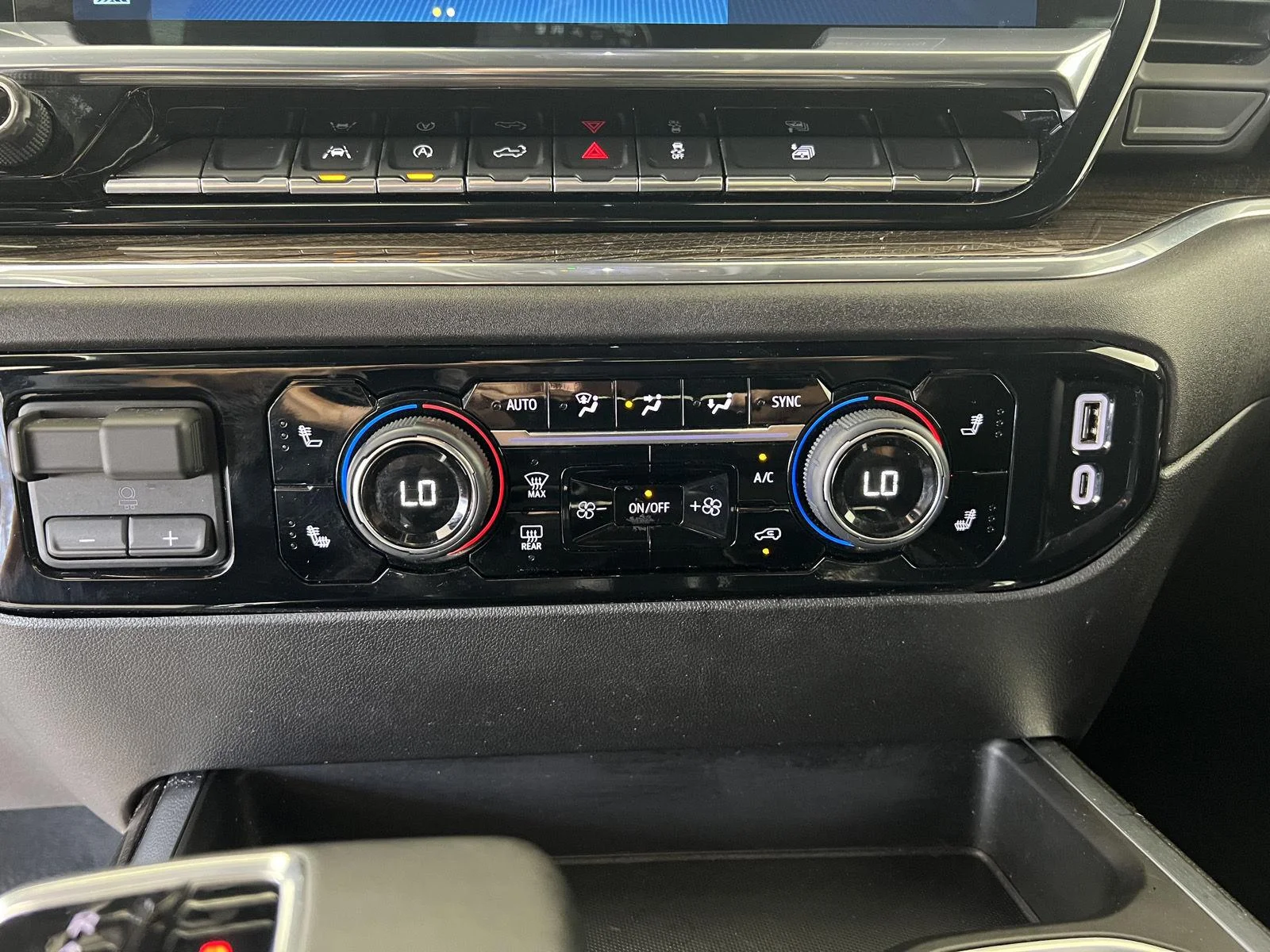 Used 2024 Summit White Chevrolet RST image 15
