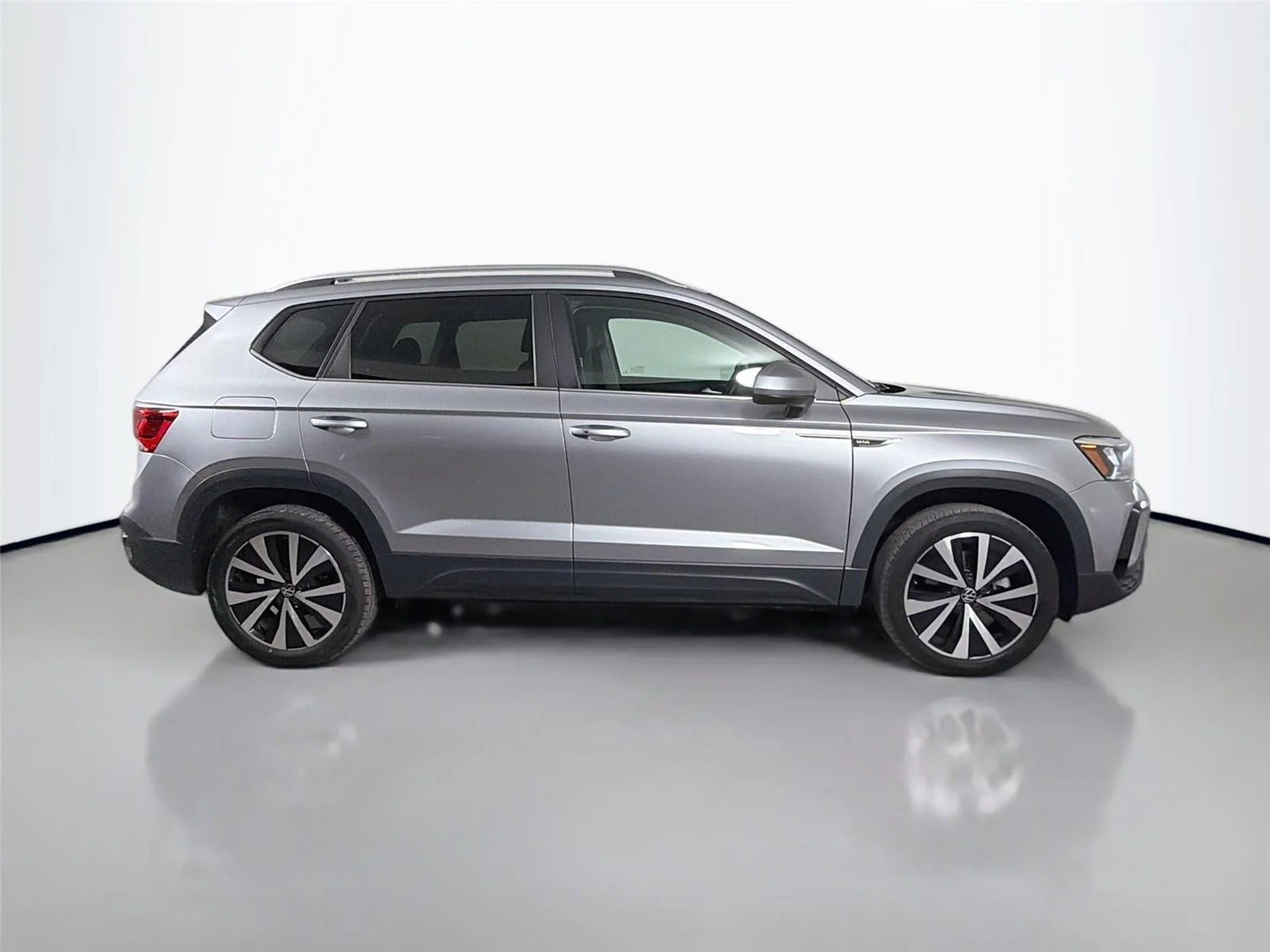 Used 2023 Pyrite Silver Metallic Volkswagen SE image 4