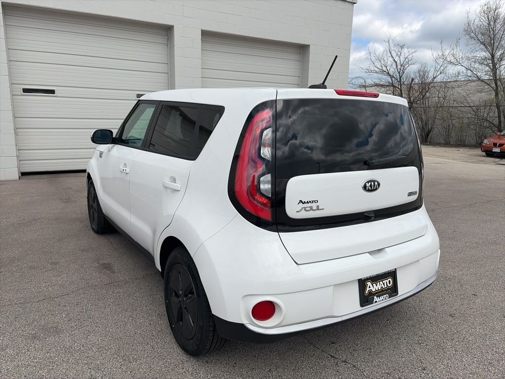 Used 2017 White Kia Base image 3