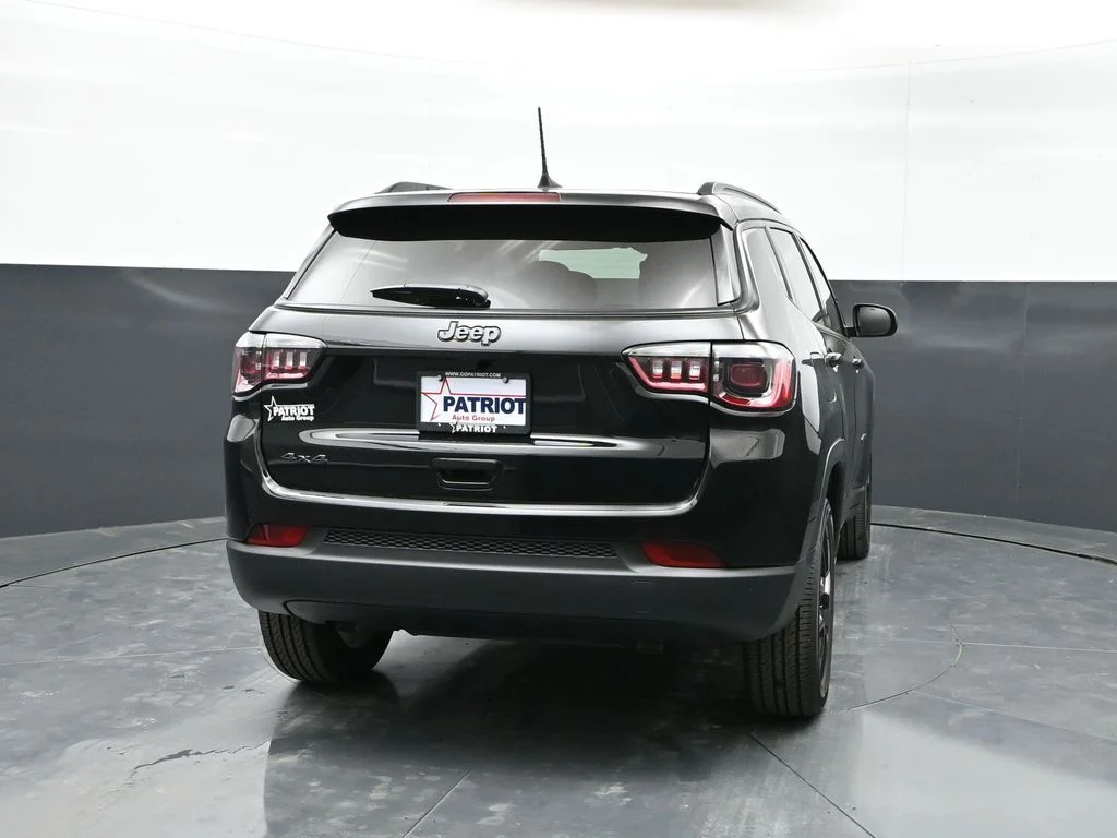 New 2026 Diamond Black Crystal Pearl-Coat Exterior Paint Jeep Latitude image 2