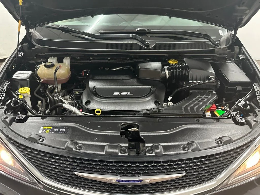 Used 2018 Gray Chrysler Touring L Plus image 13