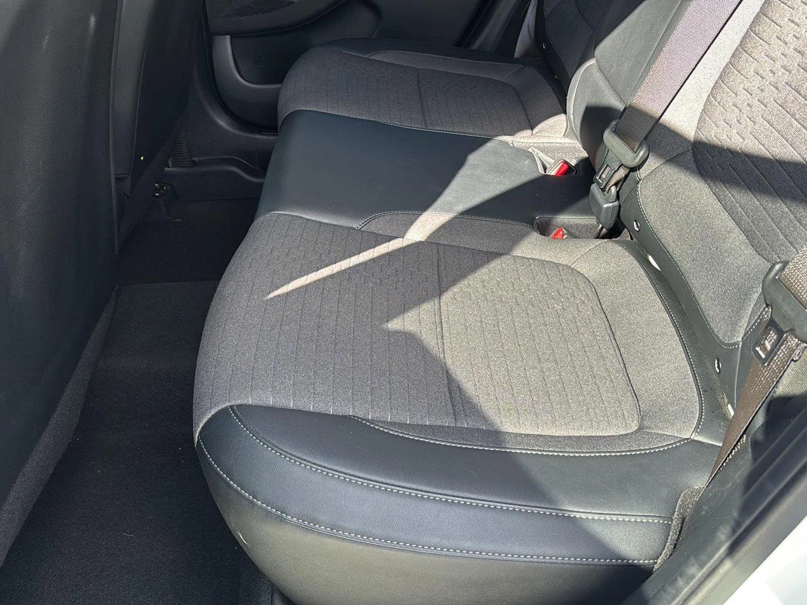 Used 2022 Clear White/Black Roof Kia Nightfall image 33