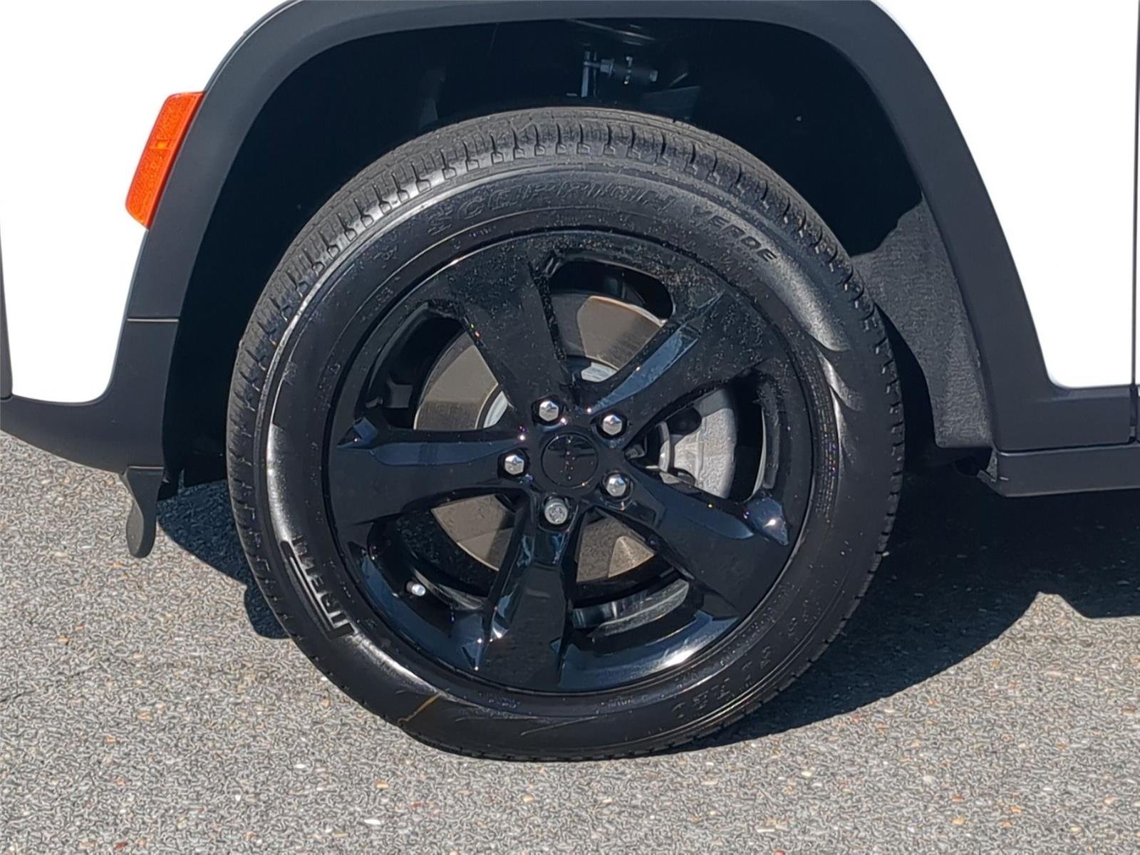 New 2026 Bright White Clear-Coat Exterior Paint Jeep Limited image 10