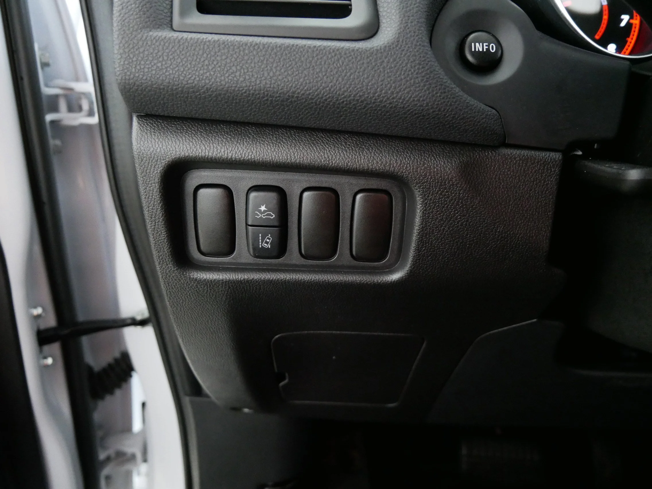 Used 2025 White Diamond Mitsubishi ES image 26