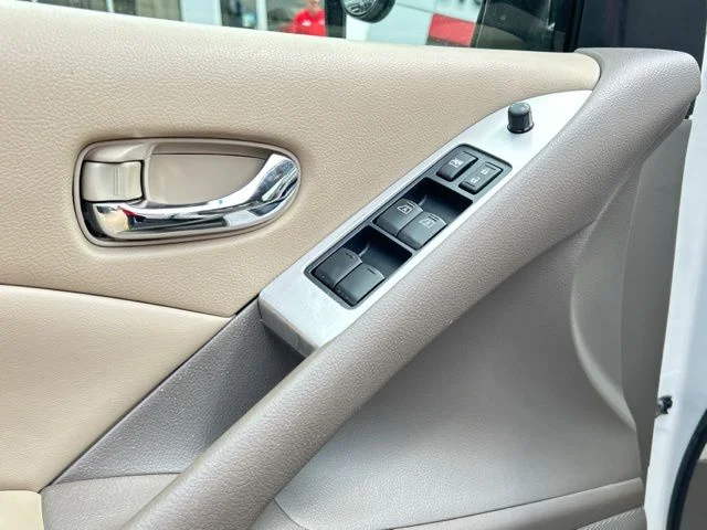 Used 2012 White Nissan SL image 27