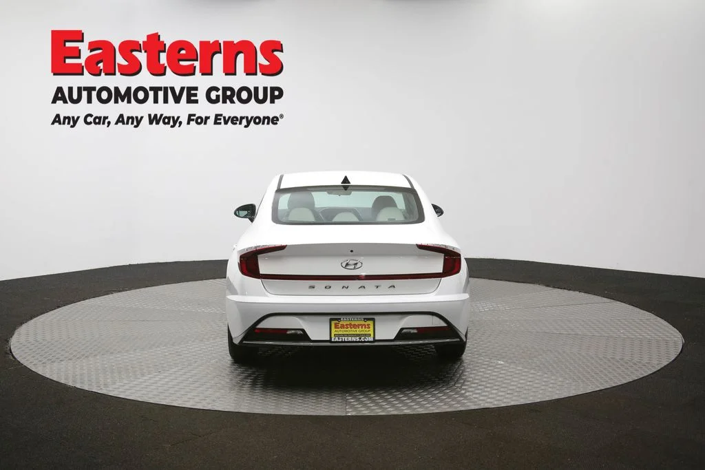 Used 2022 White Hyundai SE image 33