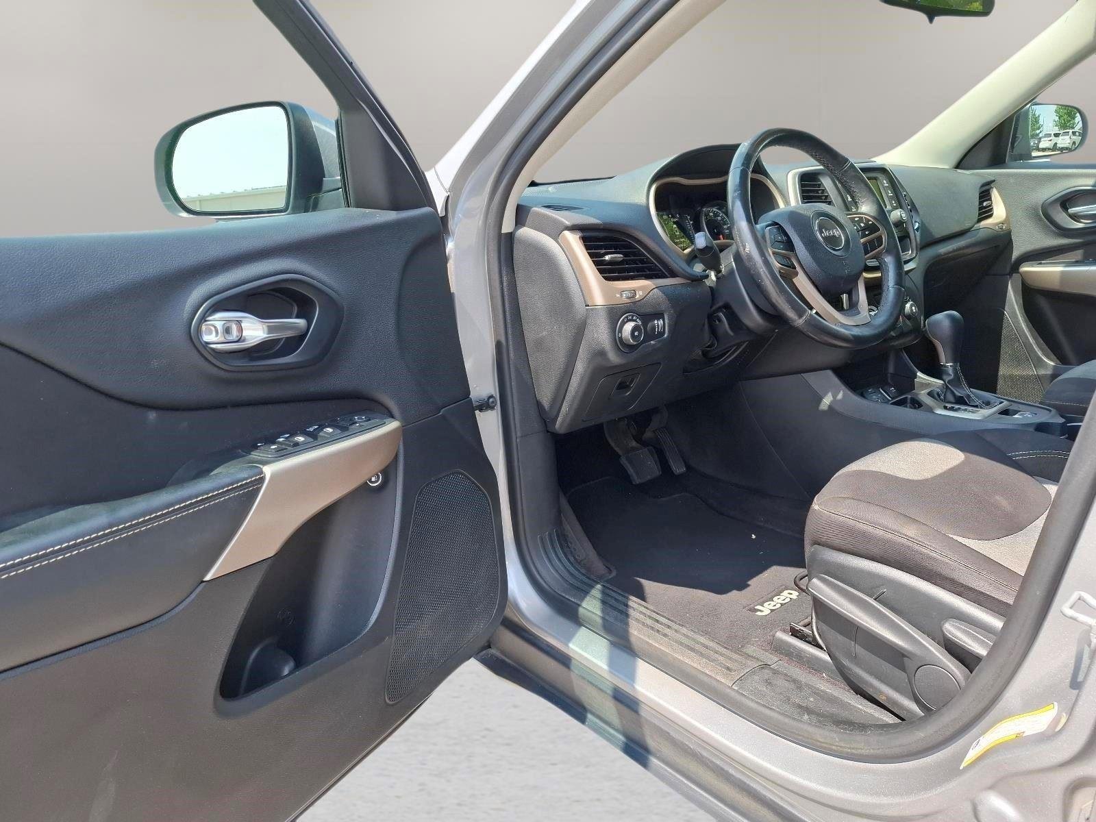 Used 2018 Billet Silver Metallic Clearcoat Jeep Latitude image 16