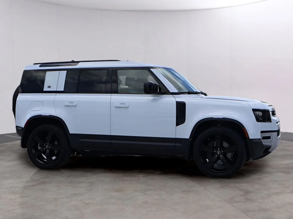 Used 2024 Fuji White Land Rover  image 4