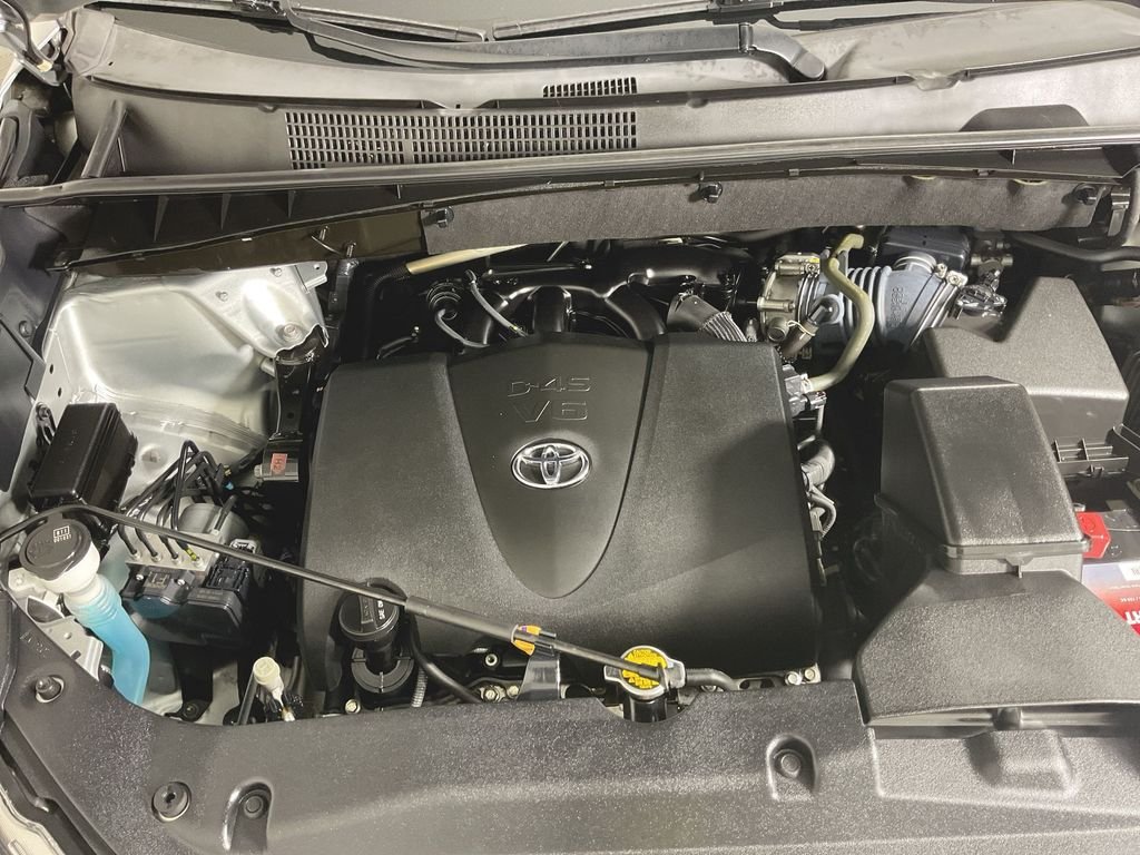Used 2017 Silver Toyota XLE image 10