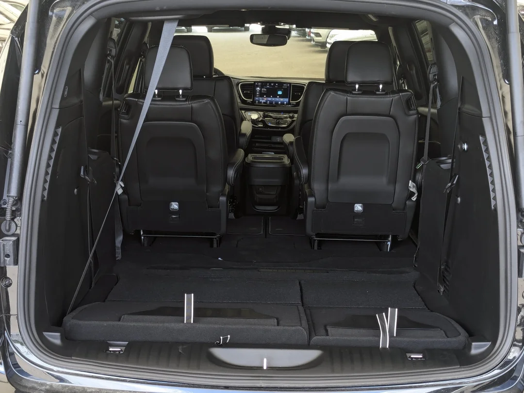 New 2027 Black Chrysler Select - - AWD - 3.6L Pentastar V6 - Safety Sphere Pkg - 360 Surround View Cam & More! image 27