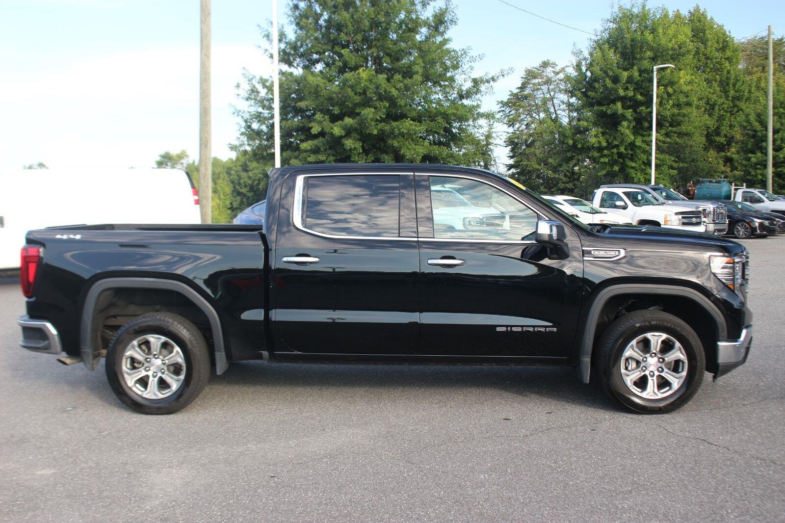 Used 2025 Onyx Black GMC SLT image 8