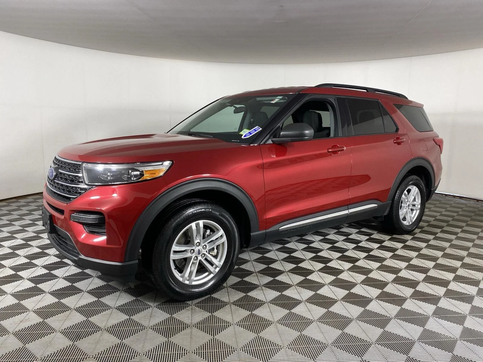 Used 2023 Rapid Red Metallic Tinted Clearcoat Ford XLT image 4