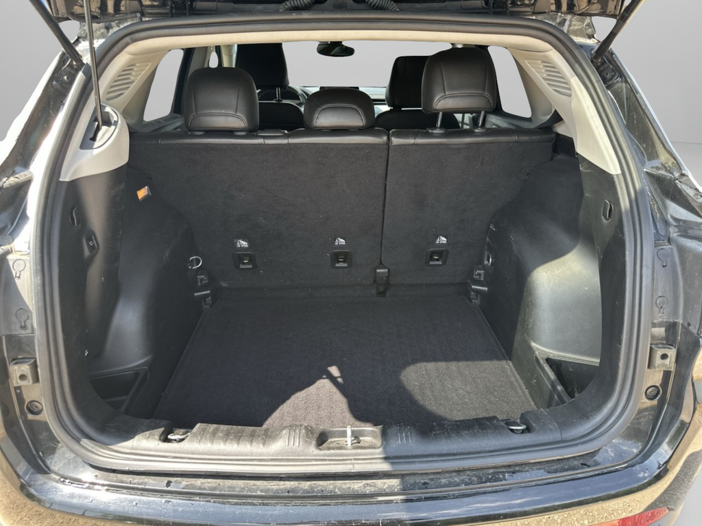 Used 2022 Black Jeep Latitude image 32