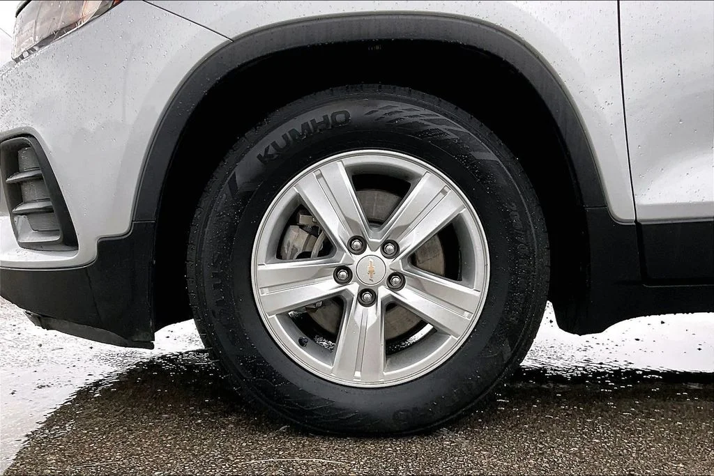 Used 2022 Silver Chevrolet LS image 35