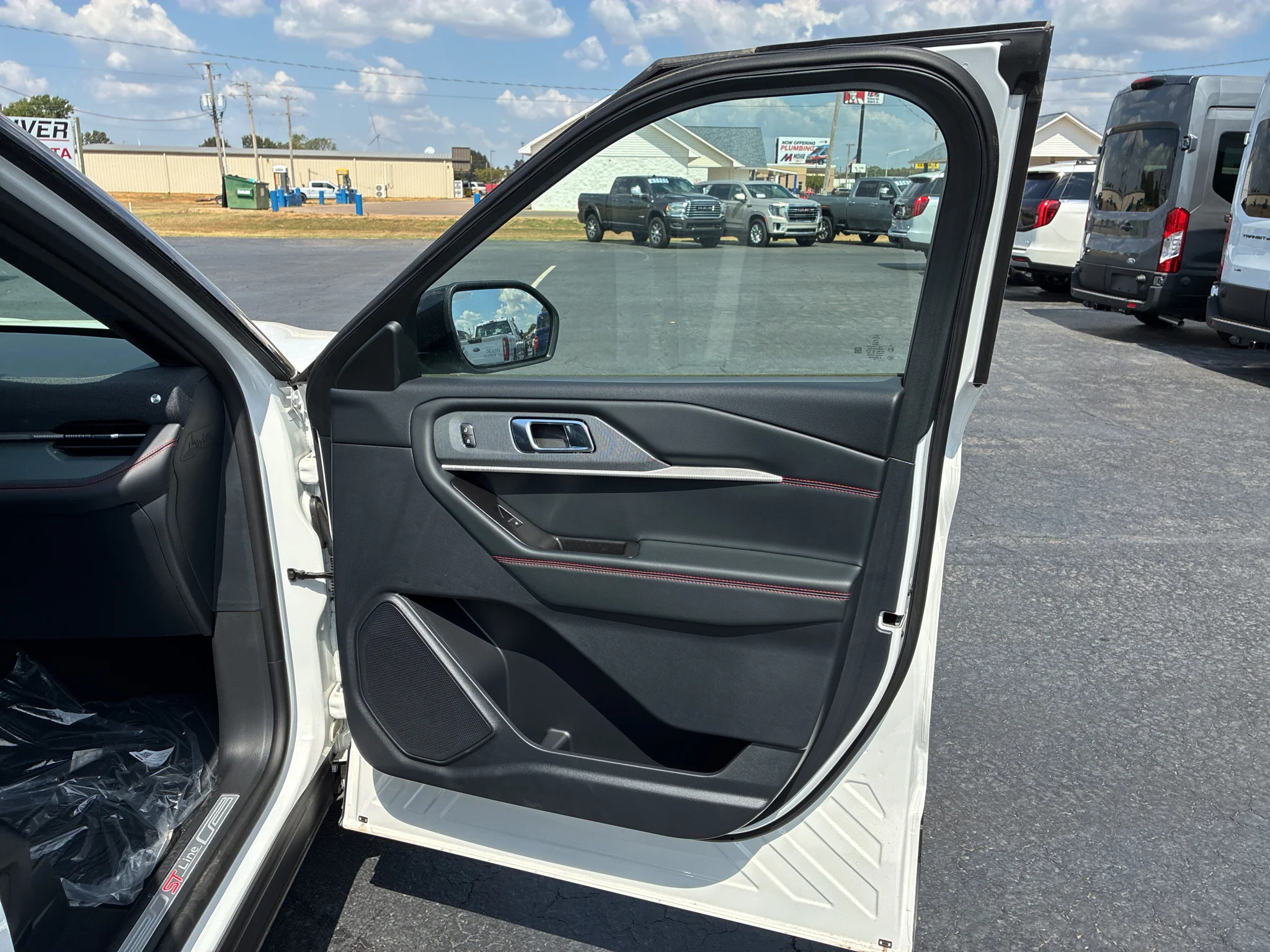 New 2026 Star White Metallic Tri-Coat Ford ST-Line image 15