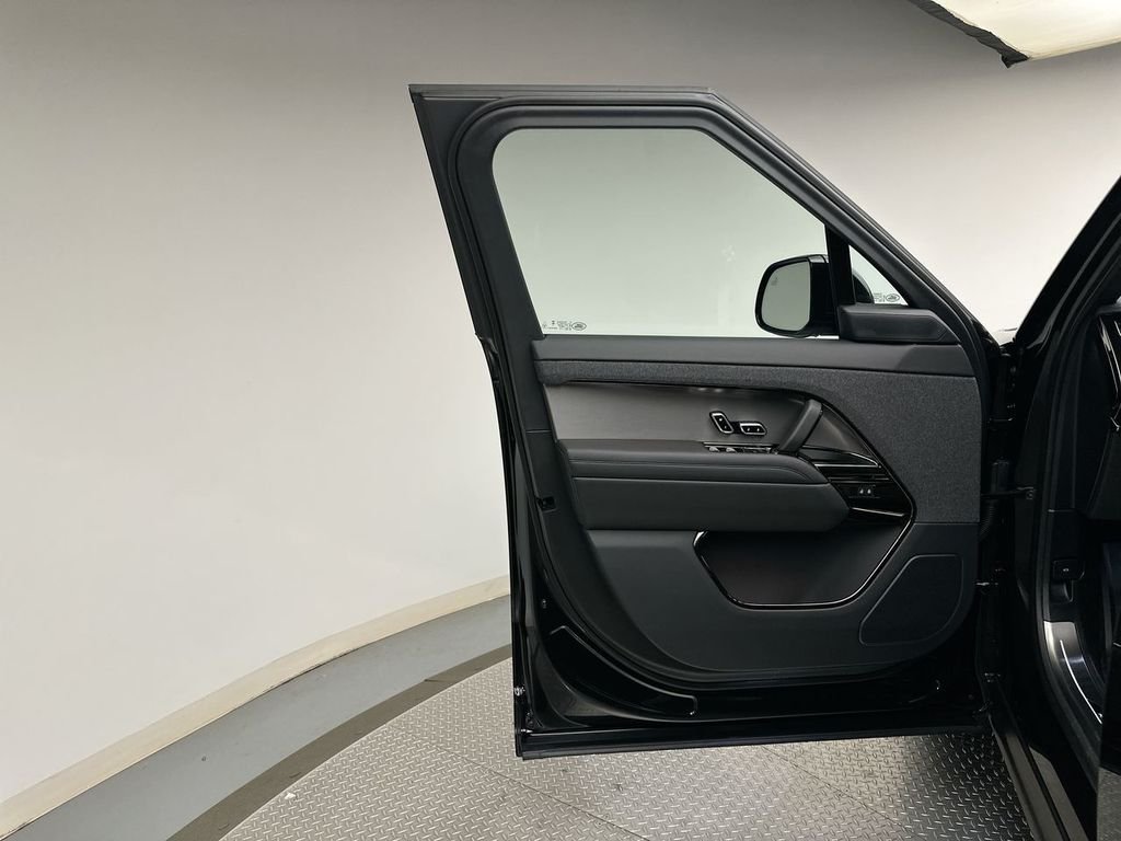New 2027 Santorini Black Land Rover SE image 9