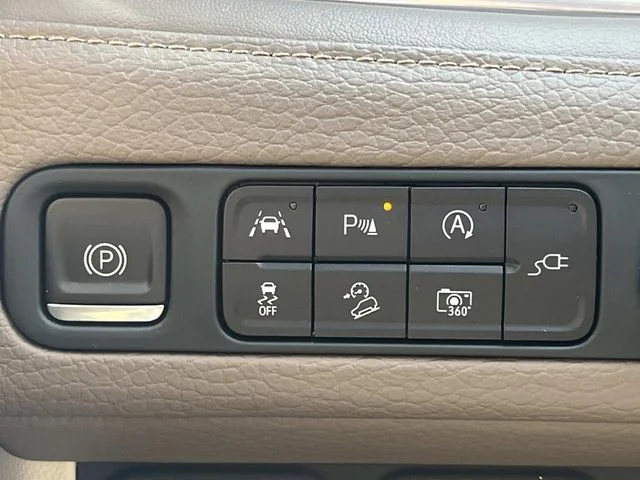 Used 2022 White GMC Denali image 36