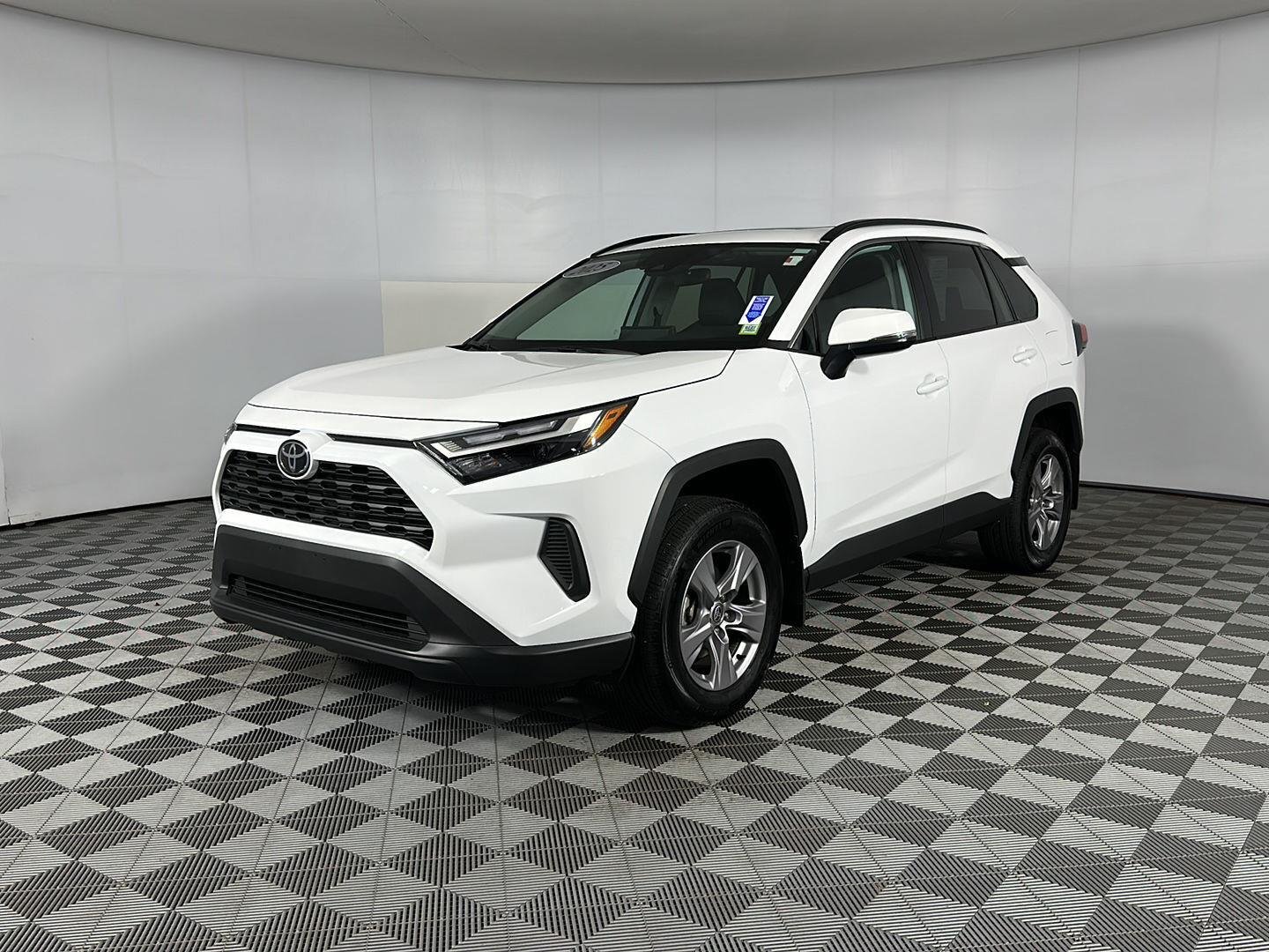 Used 2025 Ice Cap Toyota XLE image 3