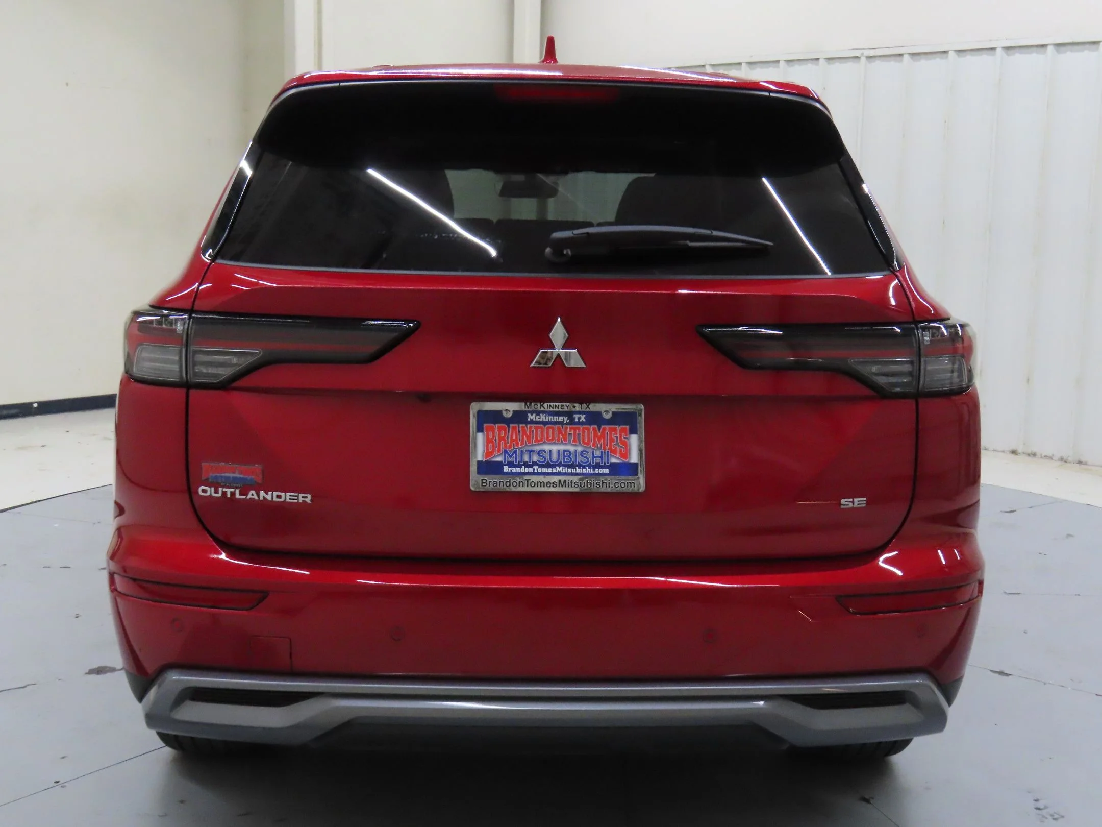 Used 2025 Red Mitsubishi SE image 4