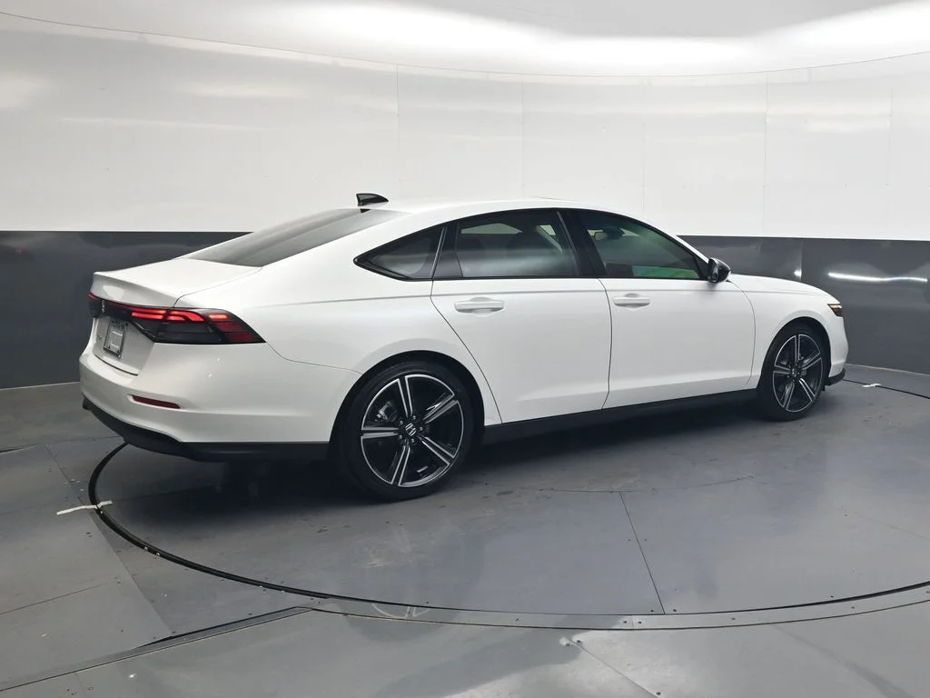 Certified Used 2026 Platinum White Pearl Honda SE image 4