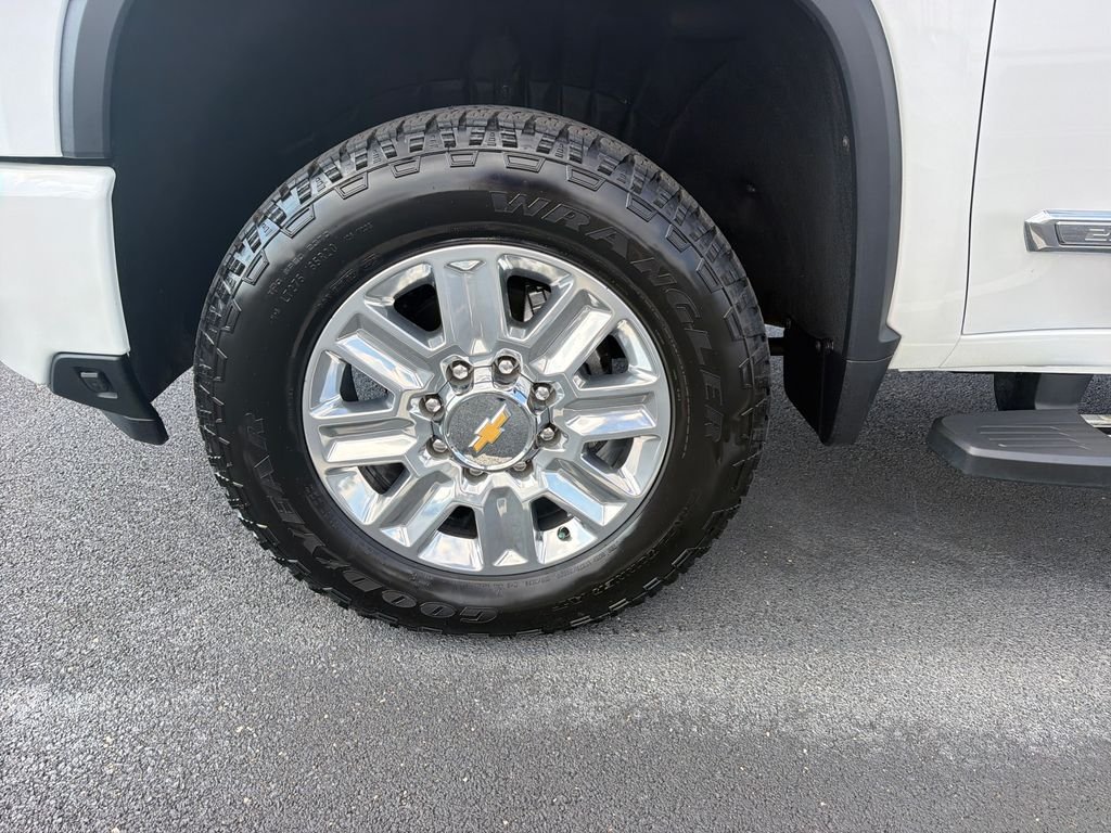 Used 2025 Beige Chevrolet High Country image 10