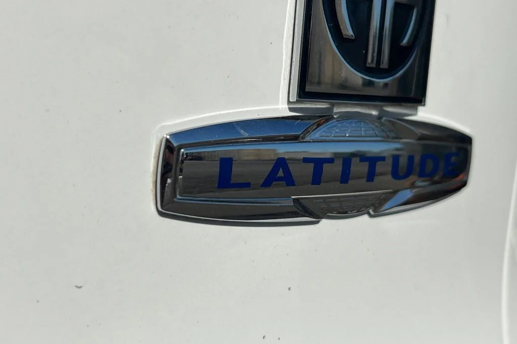 Used 2019 White Jeep Latitude image 9