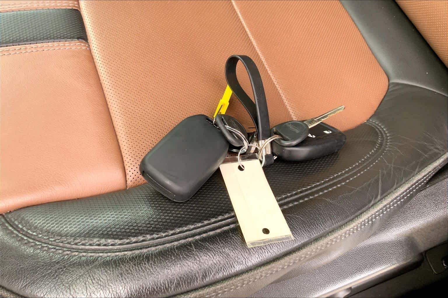 Used 2019 Iridescent Pearl Tricoat Chevrolet High Country image 13