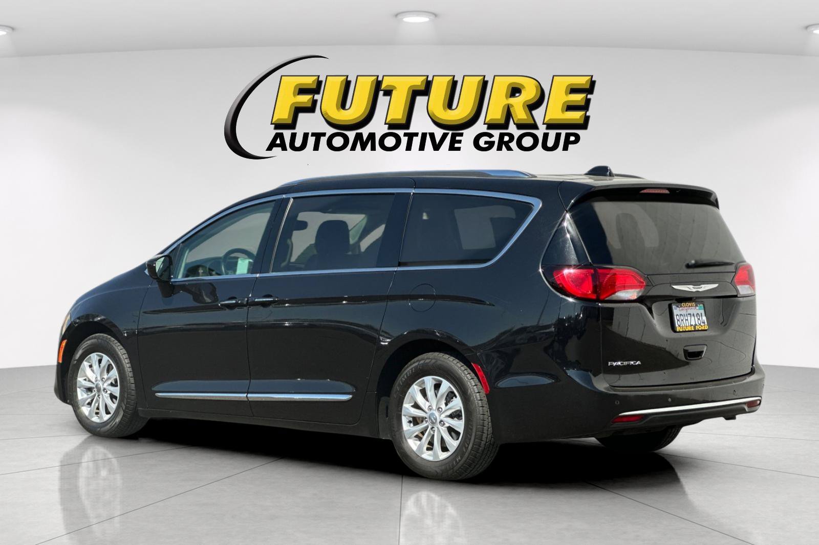 Used 2019 Black Chrysler Touring L image 5