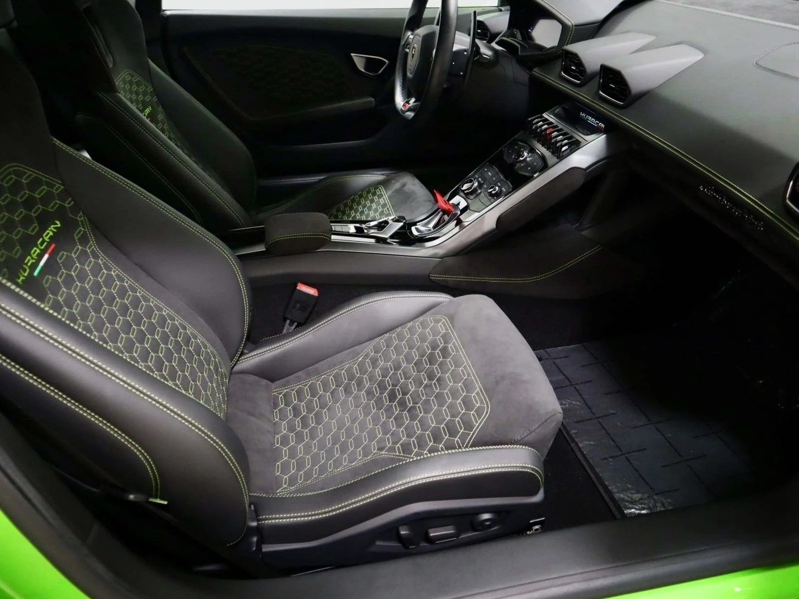 Used 2018 Verde Mantis Pearl Effect Lamborghini  image 12