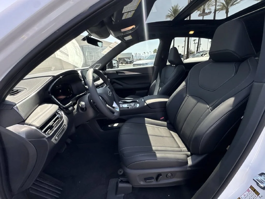 New 2027 RADIANT WHITE INFINITI Luxe AWD image 10