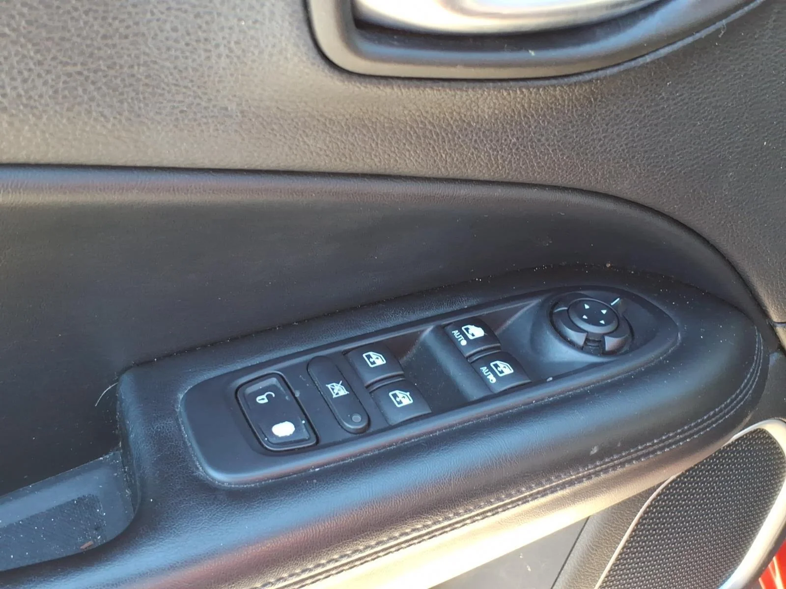 Used 2018 Redline Pearlcoat Jeep Altitude image 11