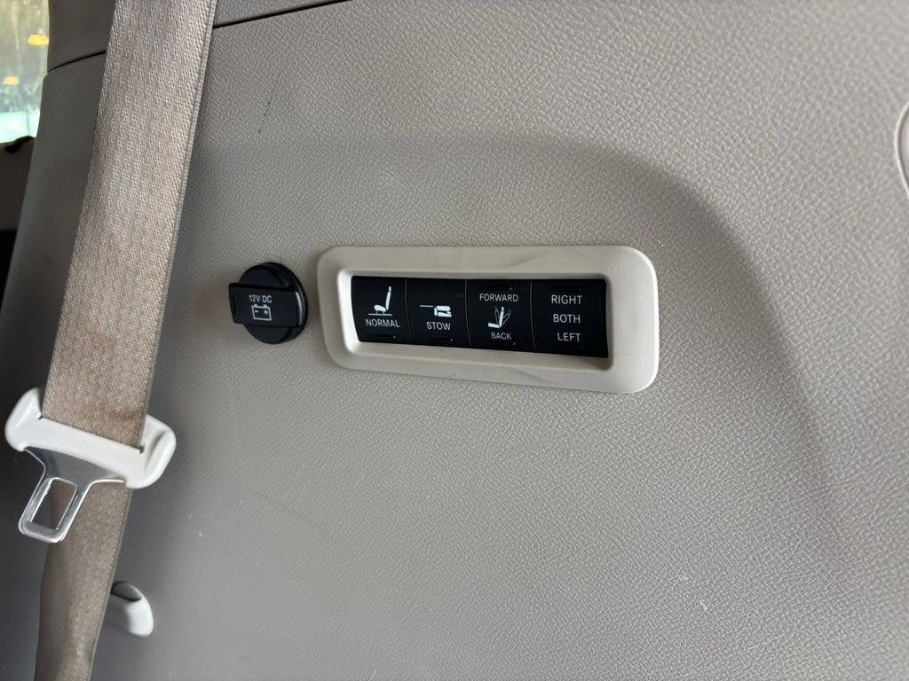 Used 2017 Silver Chrysler Limited image 31